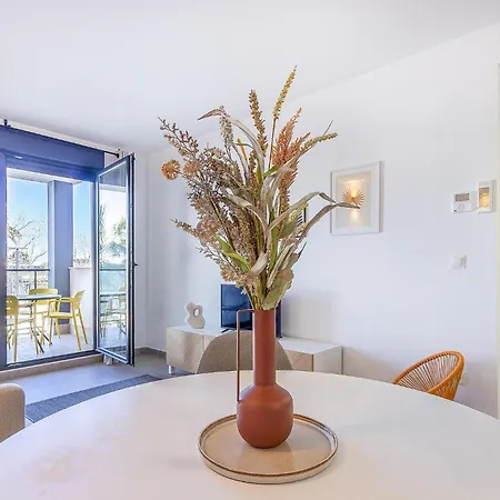 Apartment 1 Bedroom Lovely In *